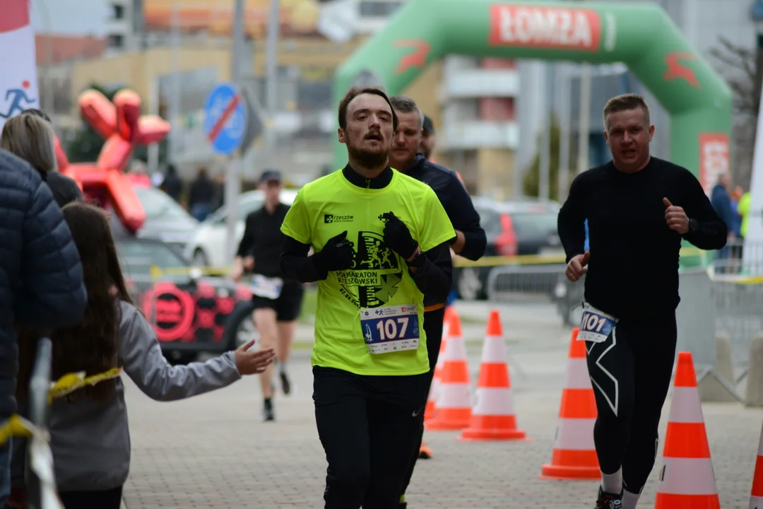 Mnóstwo biegaczy z całego regionu i nie tylko na 16. PKO Półmaratonie Rzeszowskim oraz 8. PKO Sztafecie Półmaratońskiej - zdjęcia część 2