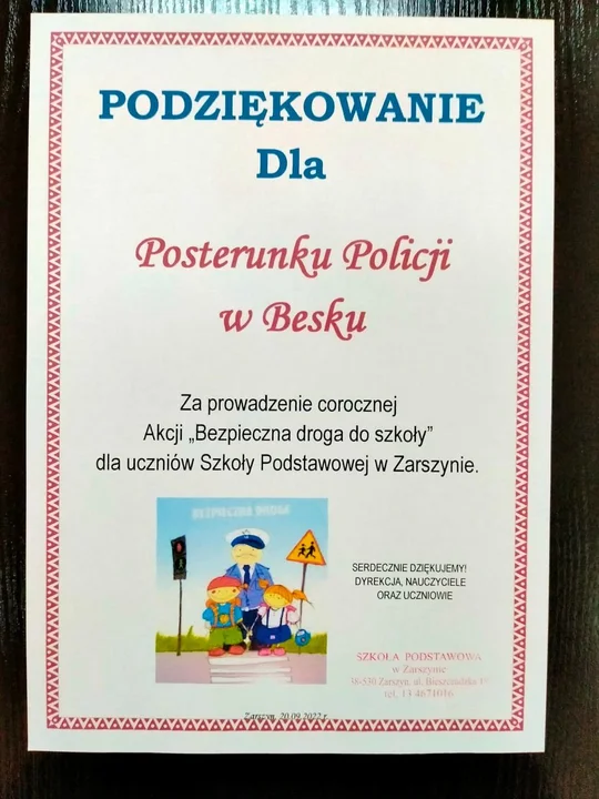 Policjanci odwiedzali dzieci w szkołach podstawowych by przypomnieć im o podstawowych zasadach bezpieczeństwa