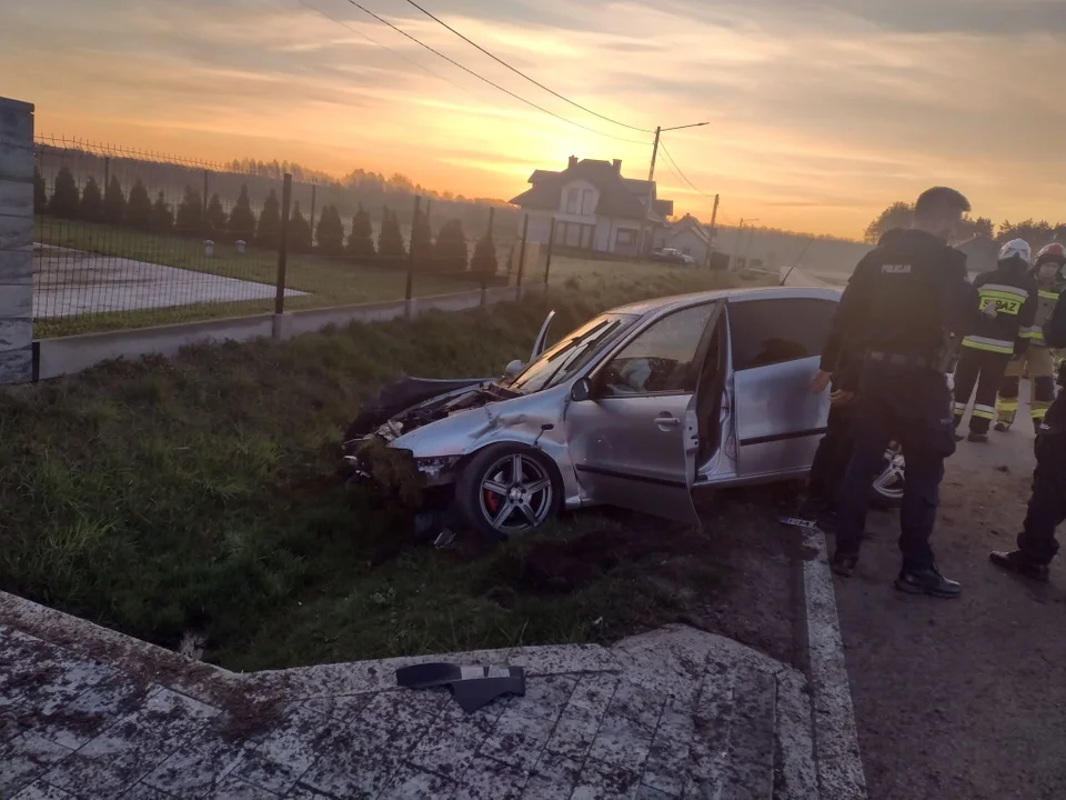 Wypadek w Radomyślu Wielkim. Samochód uszkodził ogrodzenie [ZDJĘCIA-AKTUALIZACJA] - Zdjęcie główne