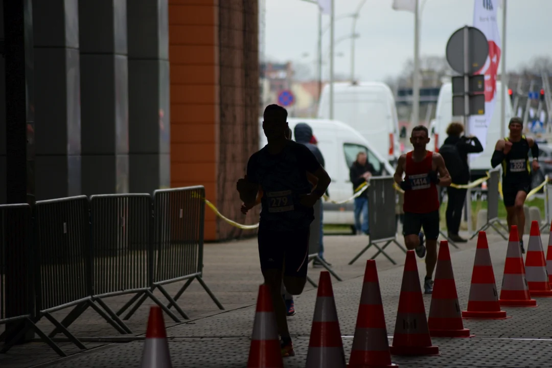 16. PKO Półmaraton Rzeszowski oraz 8. PKO Sztafeta Półmaratońska w Rzeszowie - dużo zdjęć z trasy i mety