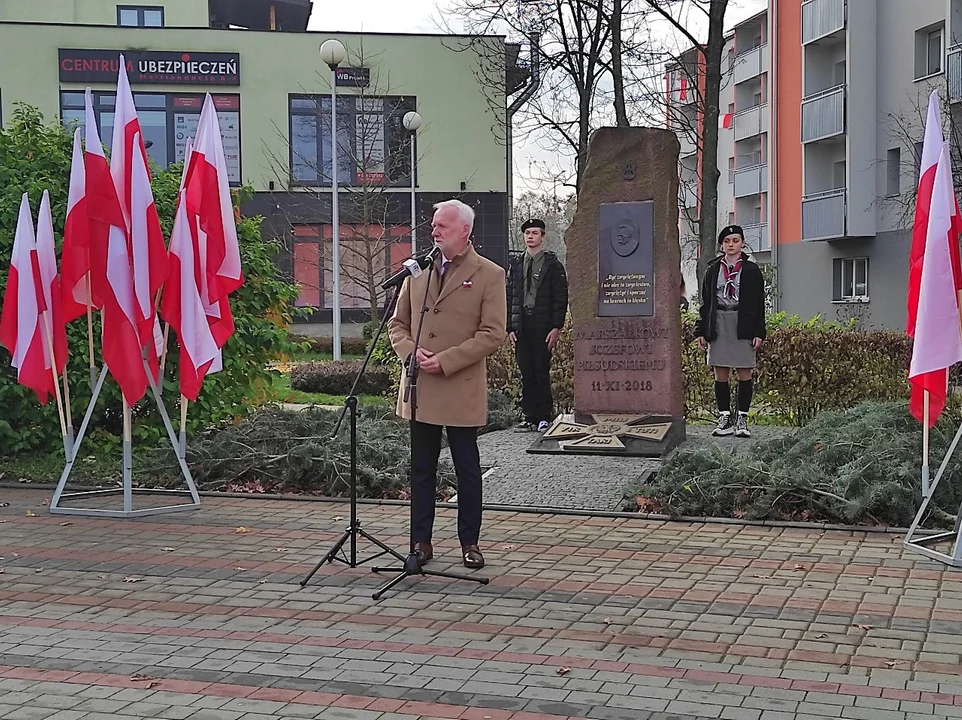 Narodowe Święto Niepodległości w Tarnobrzegu. Uroczystości przy pomniku Marszałka Józefa Piłsudskiego. - 104 lata temu narodziła się nowoczesna Polska - mówi prezydent miasta Dariusz Bożek [ZDJĘCIA - CZĘŚĆ 1]