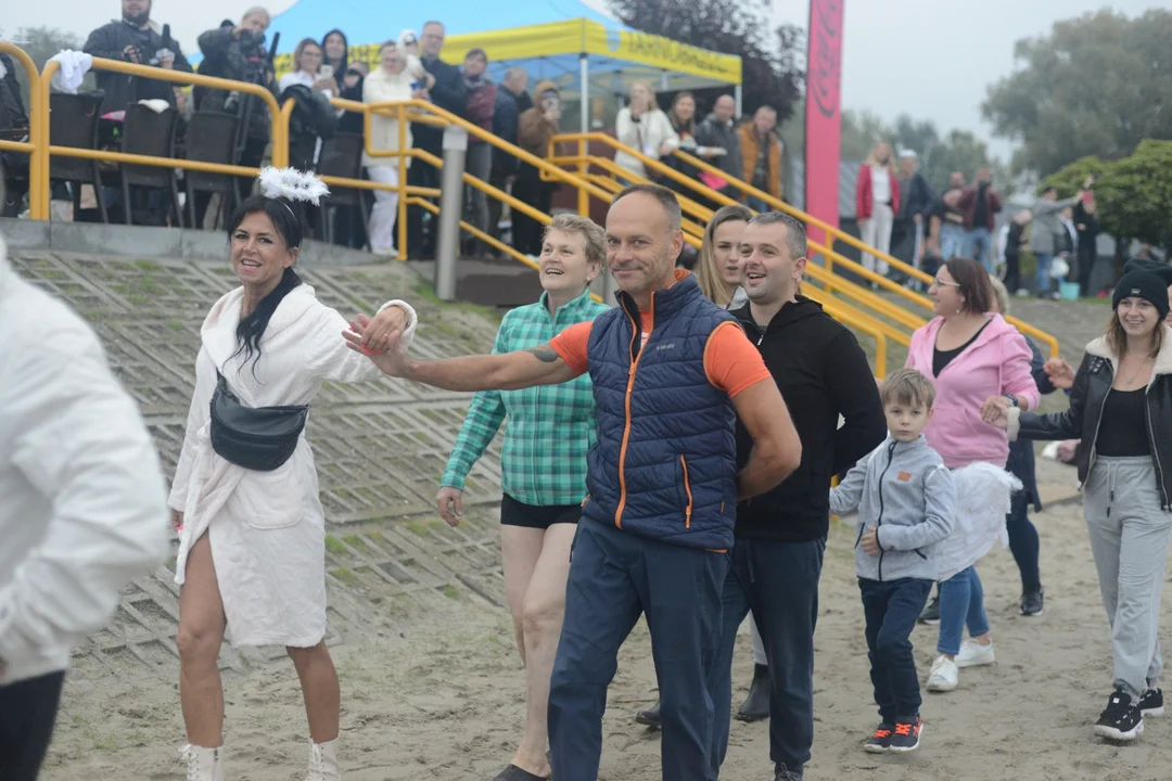 "Jezioro Aniołów" nad Jeziorem Tarnobrzeskim - zatańczyli poloneza na plaży