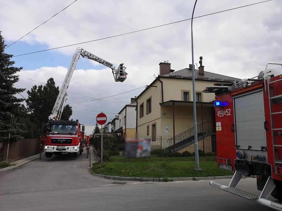 Pożar sadzy w kominie - interwencja straży w Kolbuszowej na ul. Partyzantów [27.04.2023 r.]