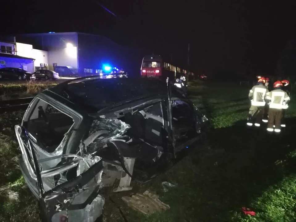 Zderzenie samochodu osobowego z pociągiem w miejscowości Przysieki! Ranna jest jedna osoba [ZDJĘCIA] - Zdjęcie główne