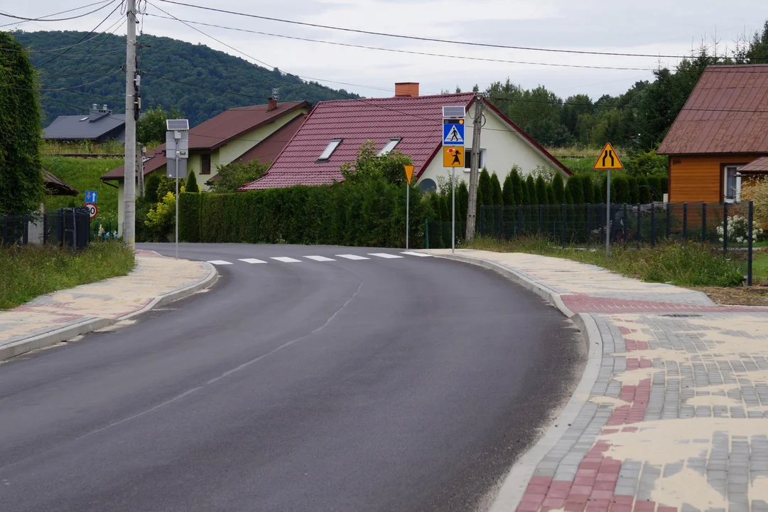 Olszanica. Fragment drogi w kierunku stacji narciarskiej w Wańkowej został przebudowany. Od teraz jest tam dużo bezpieczniej [ZDJĘCIA] - Zdjęcie główne