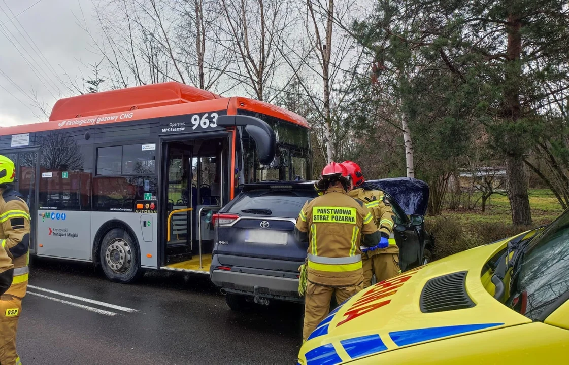 Toyota zderzyła się z autobusem MPK na ul. Strażackiej w Rzeszowie