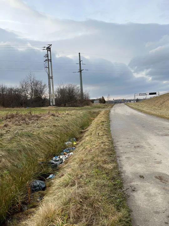 Dzikie wysypisko śmieci przy obwodnicy Sanoka