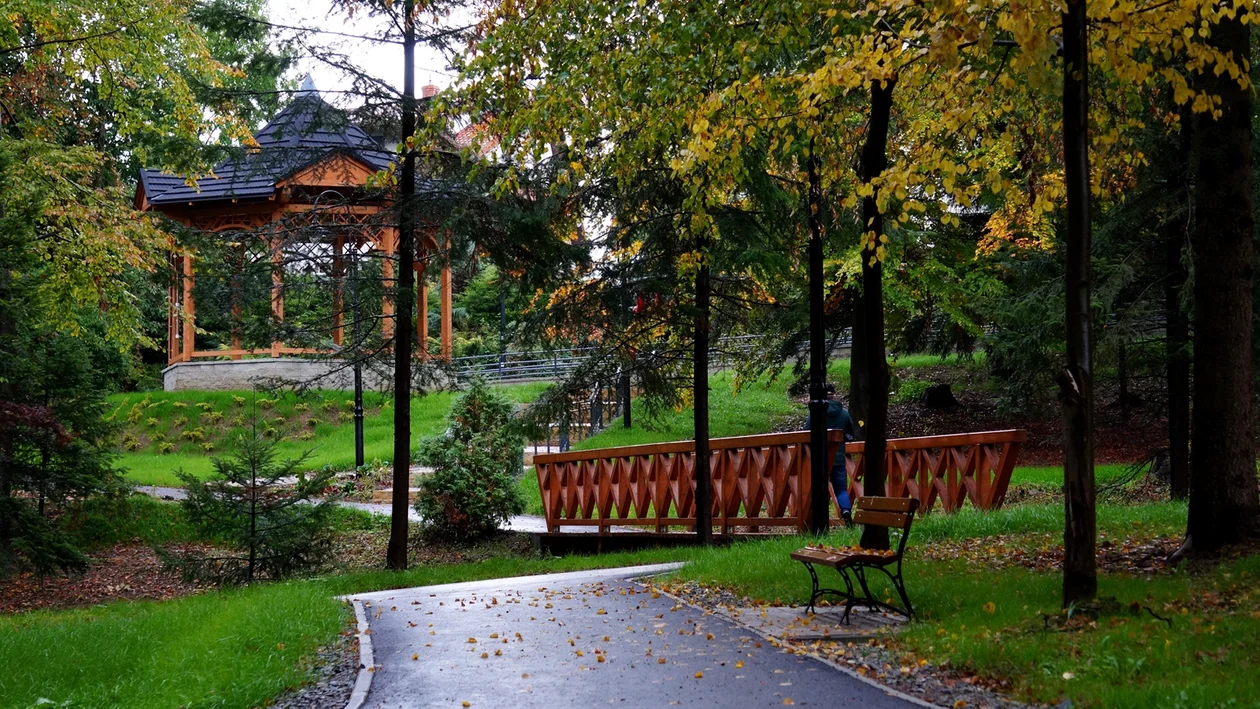 Nowy park zdrojowy w Polańczyku. Remont pozwolił na wyeksponowanie potencjału uzdrowiskowego [ZDJĘCIA, WIDEO] - Zdjęcie główne