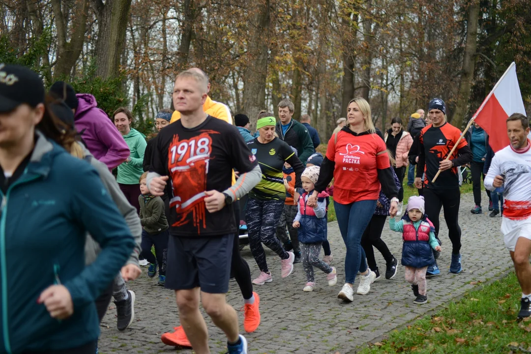 Tłumy na Biegu Historycznym "Dzieci dla Niepodległej" w Tarnobrzegu. Blisko 200 uczestników pobiegło alejkami Parku Dzikowskiego