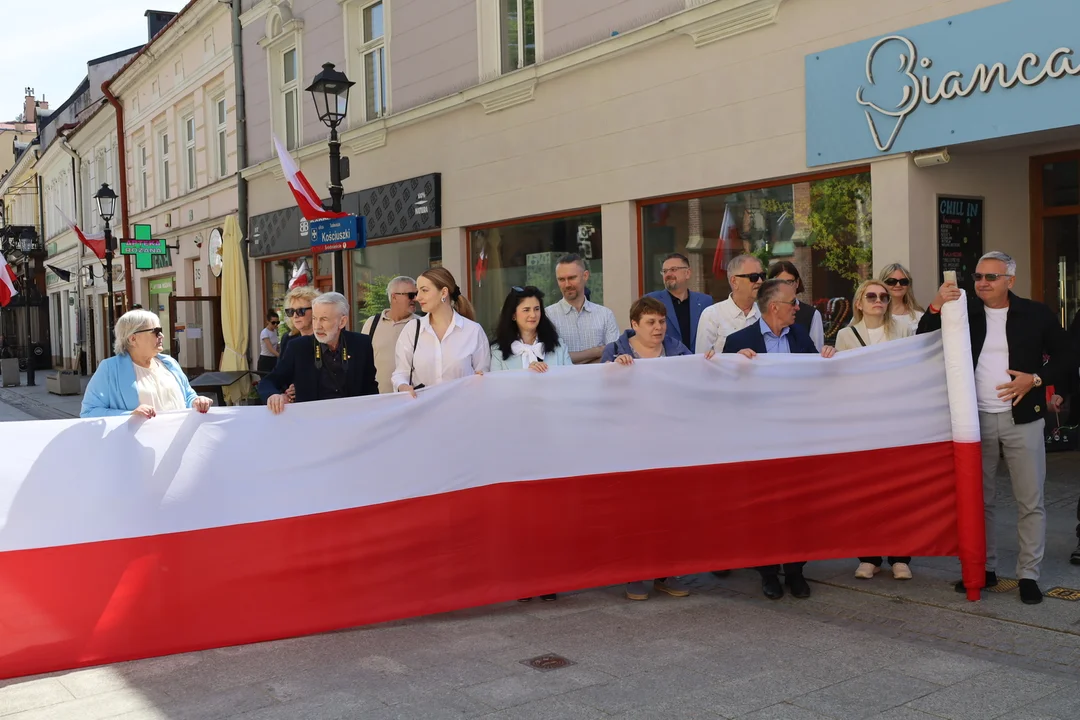 Obchody Dnia Flagi na płycie głównej rynku w Rzeszowie