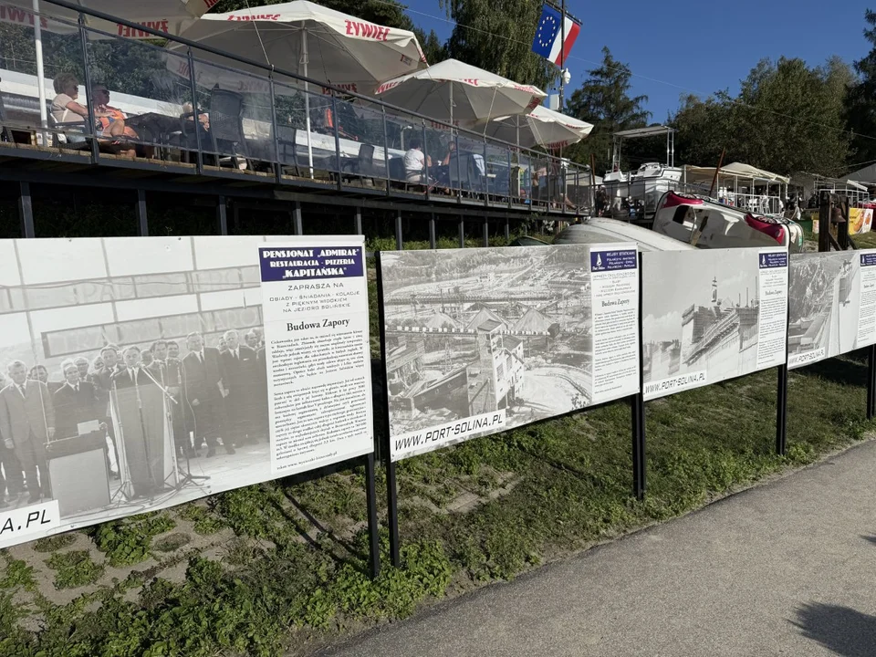 Tablice z historią powstania zapory wodnej w Solinie