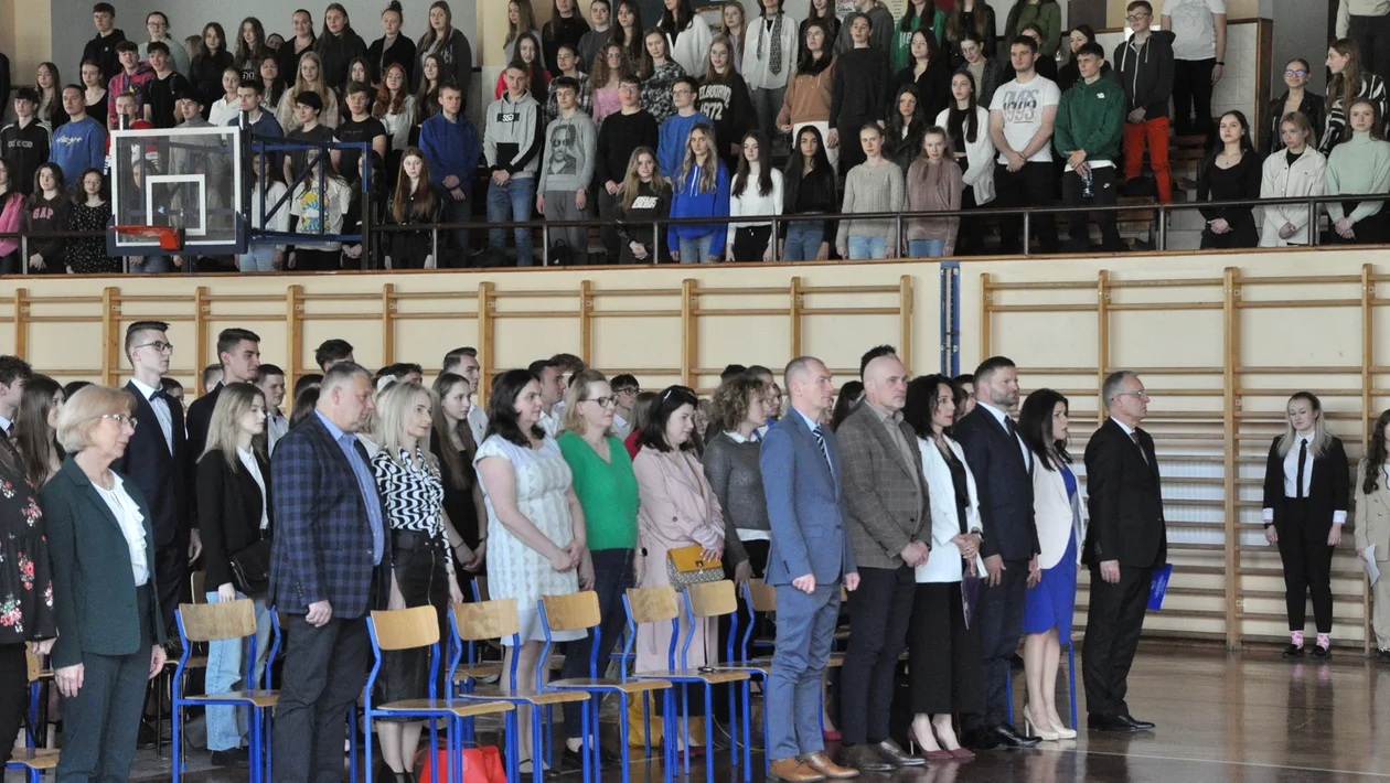 Liceum Ogólnokształcące w Kolbuszowej pożegnało swoich absolwentów. Maturzyści opuścili szkolne mury [ZDJĘCIA] - Zdjęcie główne