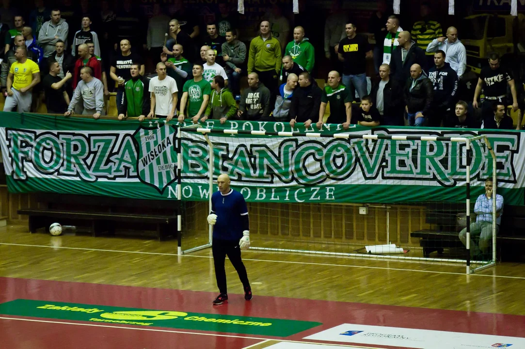 "Siarkowcy Dzieciakom 2013" - licytacje, kibice na trybunach, a na parkiecie - Mateusz Borek, Jacek Bąk, Mariusz Kukiełka, Cezary Kucharski, Tomasz Kłos i wielu innych