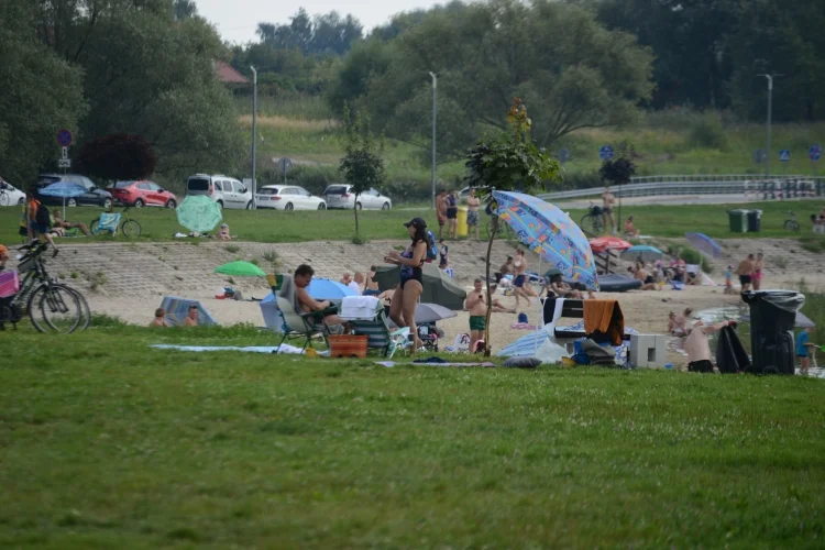 Jezioro Tarnobrzeskie w niedzielne południe