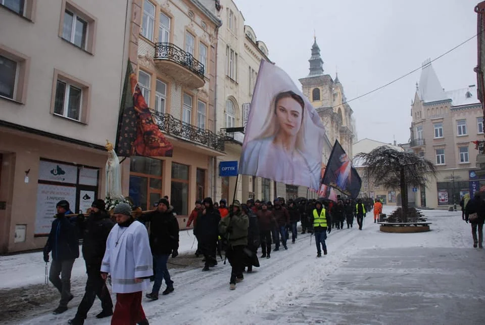 Chłód i śnieg nie był im straszny. Tłumy na Męskim Różańcu w Przemyślu oraz w Sanoku [ZDJĘCIA] - Zdjęcie główne