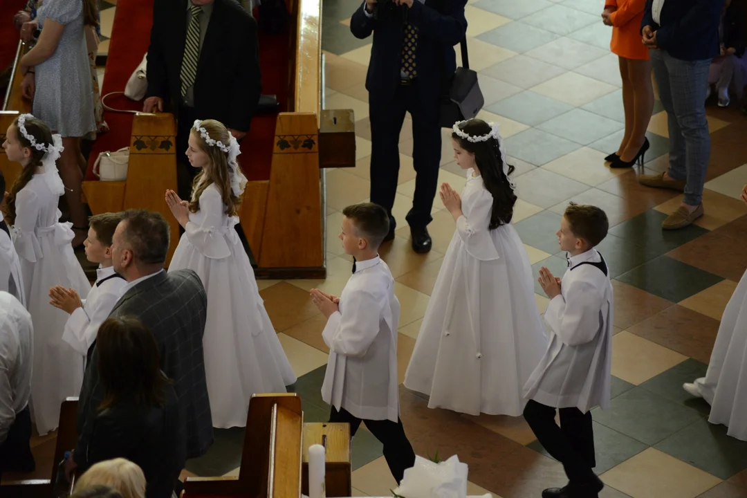 Pierwsza Komunia Święta dzieci ze Szkoły Podstawowej numer 10 w Tarnobrzegu. Parafia Matki Bożej Nieustającej Pomocy