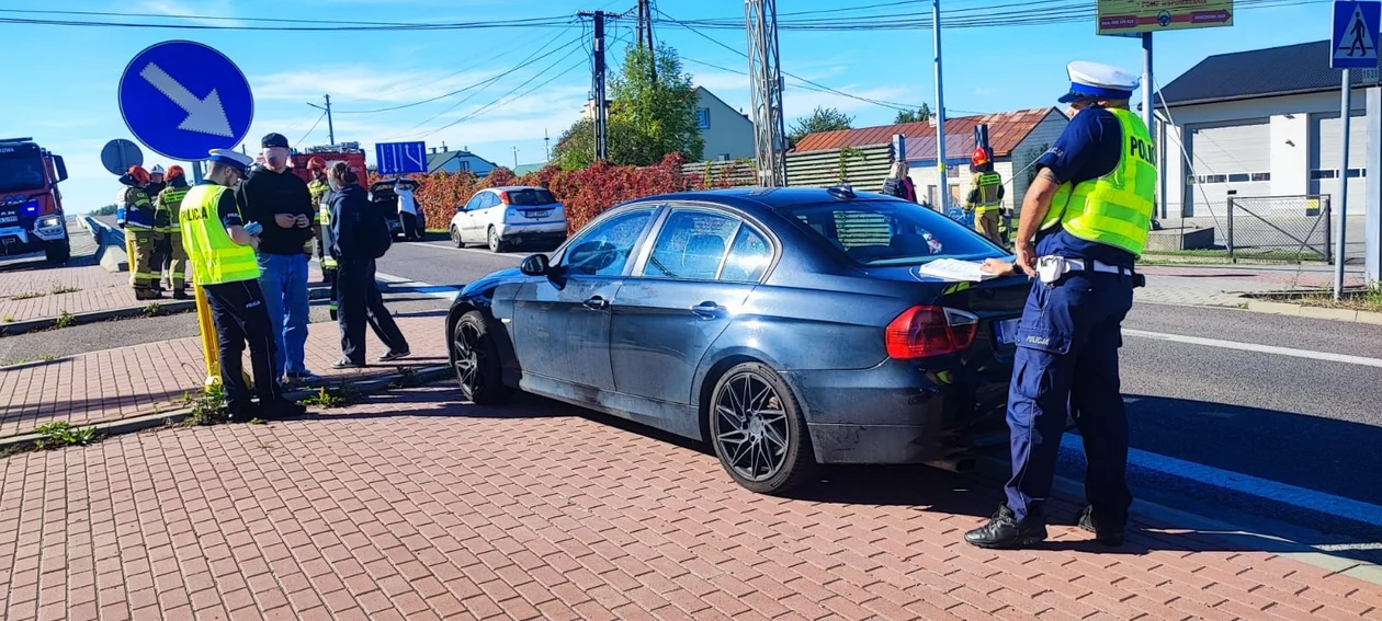 Zderzenie trzech samochodów pod Rzeszowem. Cztery osoby w szpitalu