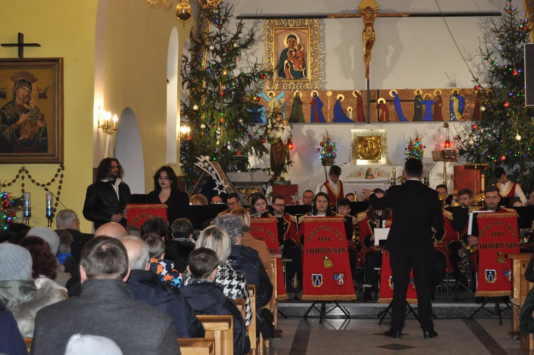 Koncert kolęd Orkiestry Dętej Dobrynin w kościele w Dobryninie