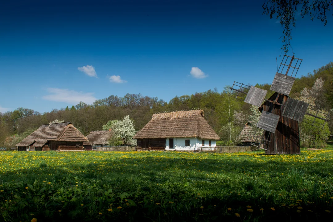 Sanocki skansen wiosną jest wyjątkowo piękny