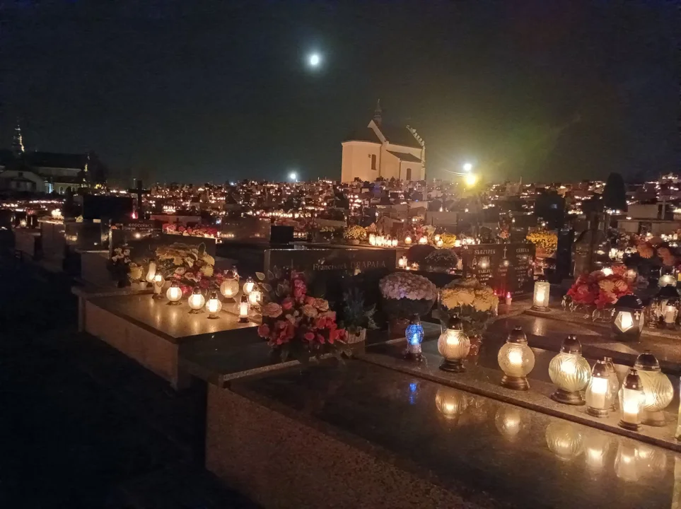 Cmentarz Parafii pw. Wszystkich Świętych w Kolbuszowej nocą [ZDJĘCIA] - Zdjęcie główne