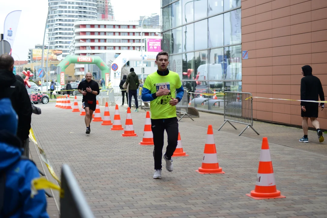 Mnóstwo biegaczy z całego regionu i nie tylko na 16. PKO Półmaratonie Rzeszowskim oraz 8. PKO Sztafecie Półmaratońskiej - zdjęcia część 2