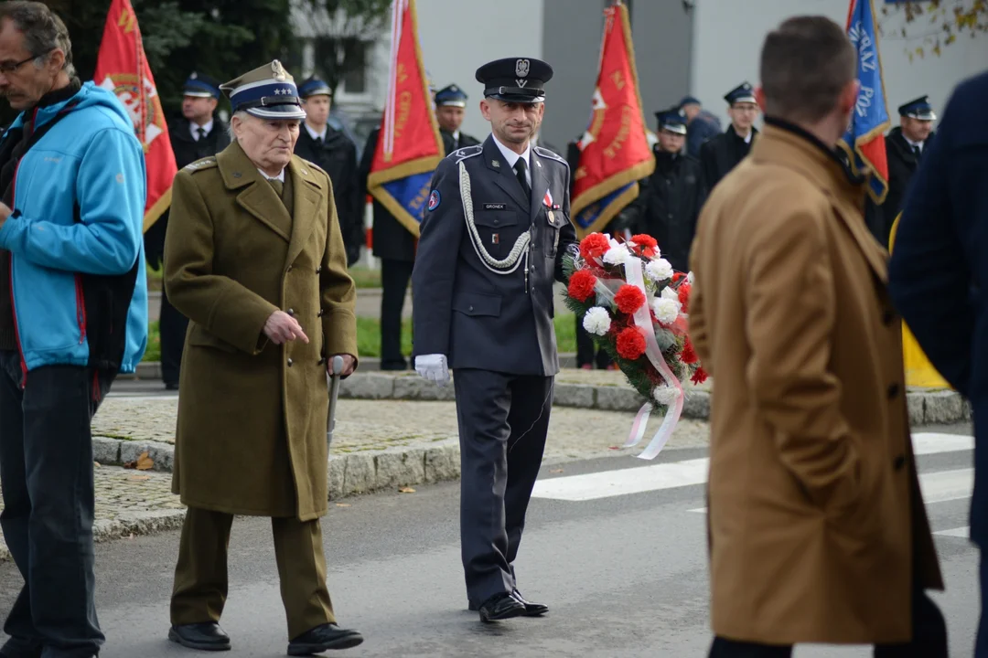 Narodowe Święto Niepodległości w Tarnobrzegu. Uroczystości przy pomniku Marszałka Józefa Piłsudskiego. - 104 lata temu narodziła się nowoczesna Polska - mówi prezydent miasta Dariusz Bożek [ZDJĘCIA - CZĘŚĆ 1]