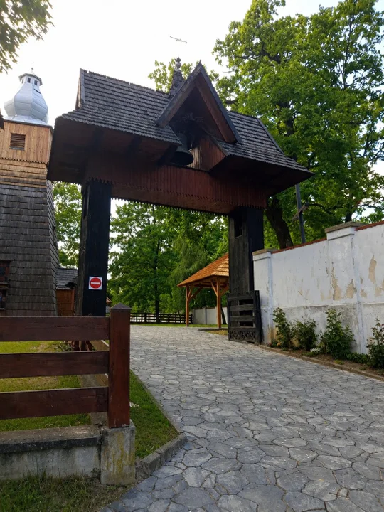 Brama-dzwonnica prowadząca na teren zabytkowego kościoła