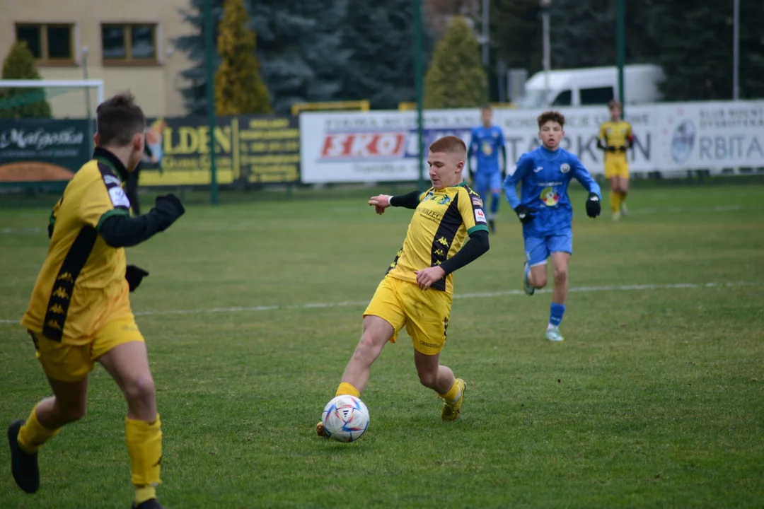 Centralna Liga Juniorów U-15: Siarka Tarnobrzega przegrała 2:4 z Hutnikiem Kraków. Skuteczni goście "załatwili" sprawę w drugiej połowie [ZDJĘCIA] - Zdjęcie główne