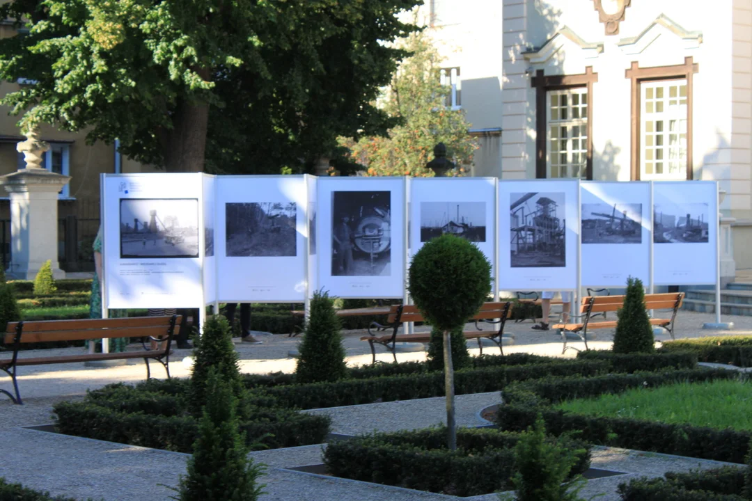 Rz24: Łukasiewicz - wizjoner z pasją. Plenerowa wystawa fotografii w ogrodach Letniego Pałacu Lubomirskich