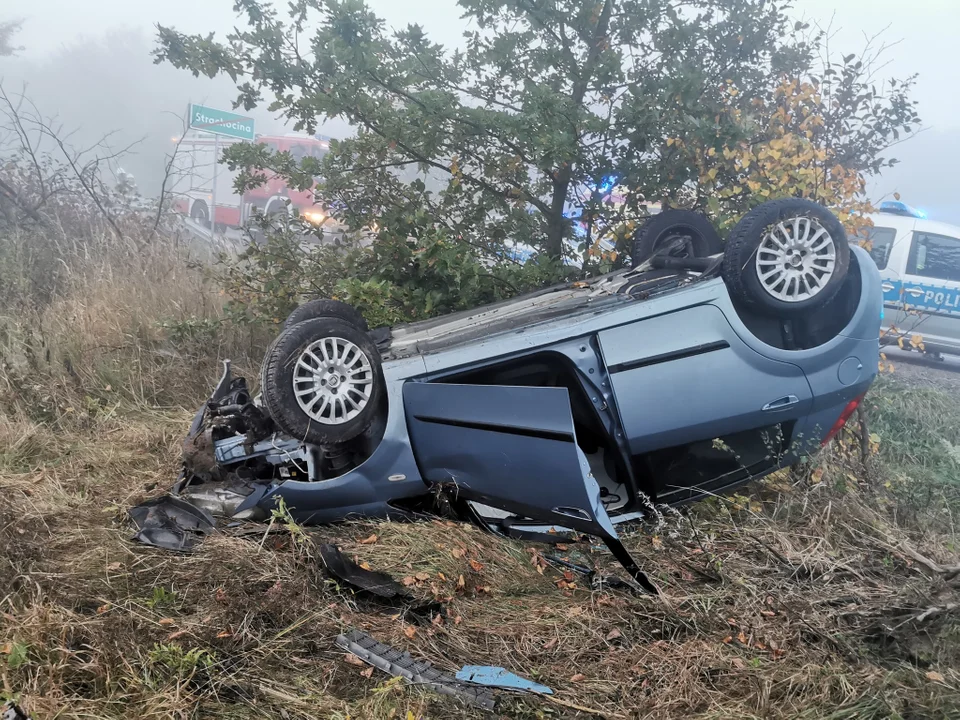 Z OSTATNIEJ CHWILI: Dachowanie osobówki na granicy Kostarowiec i Strachociny [ZDJĘCIA] - Zdjęcie główne