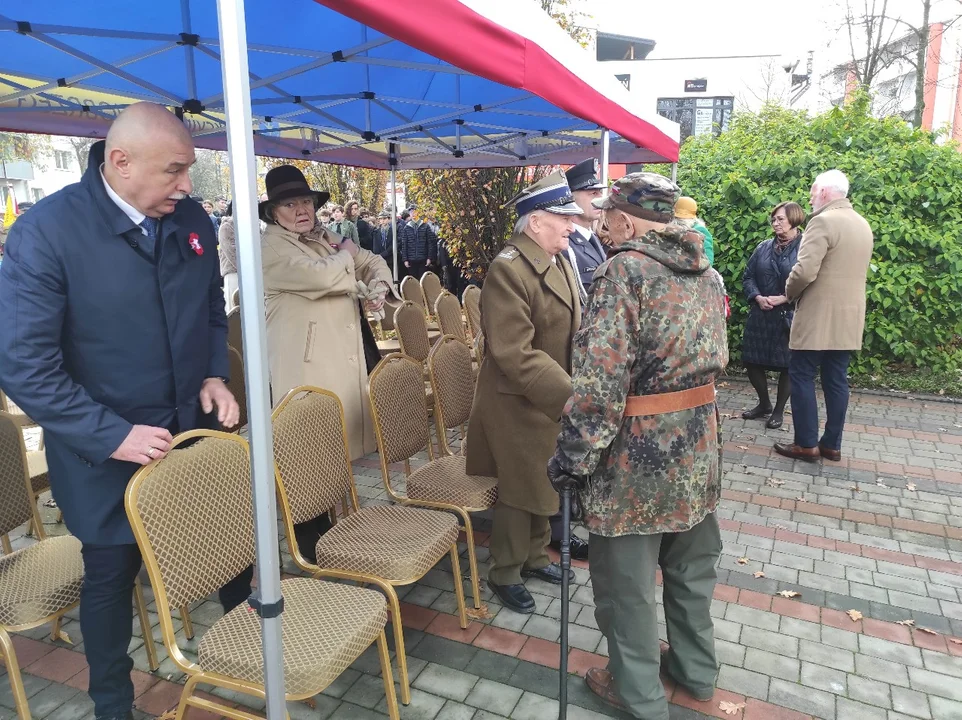 Narodowe Święto Niepodległości w Tarnobrzegu. Uroczystości przy pomniku Marszałka Józefa Piłsudskiego. - 104 lata temu narodziła się nowoczesna Polska - mówi prezydent miasta Dariusz Bożek [ZDJĘCIA - CZĘŚĆ 1]