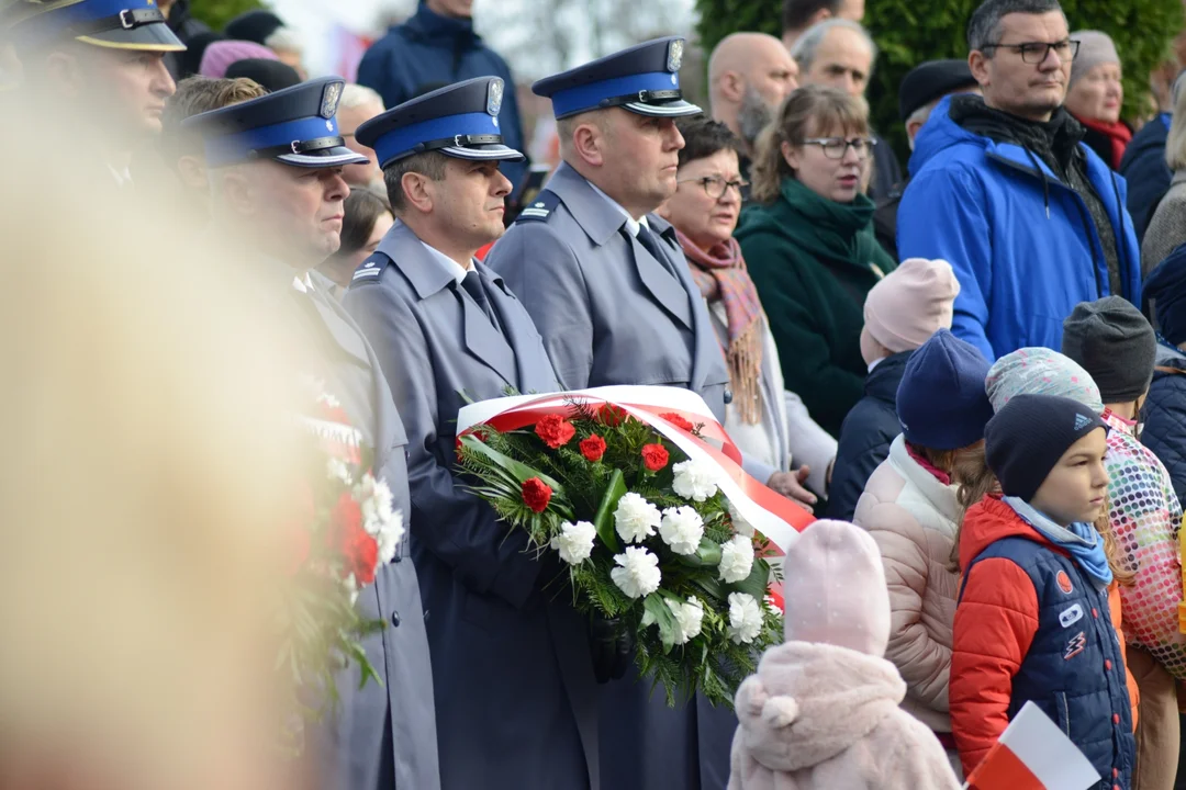 Narodowe Święto Niepodległości w Tarnobrzegu. Uroczystości przy pomniku Marszałka Józefa Piłsudskiego. - 104 lata temu narodziła się nowoczesna Polska - mówi prezydent miasta Dariusz Bożek [ZDJĘCIA - CZĘŚĆ 1]