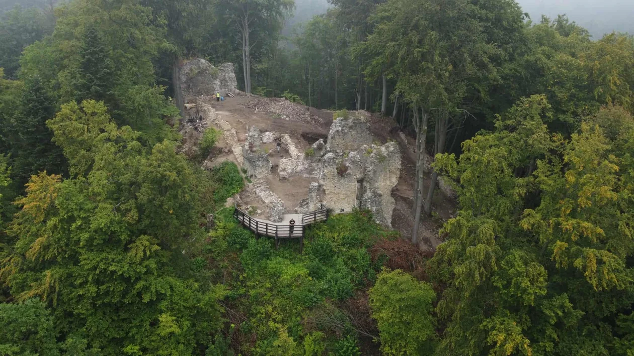 Ruiny na górze Sobień
