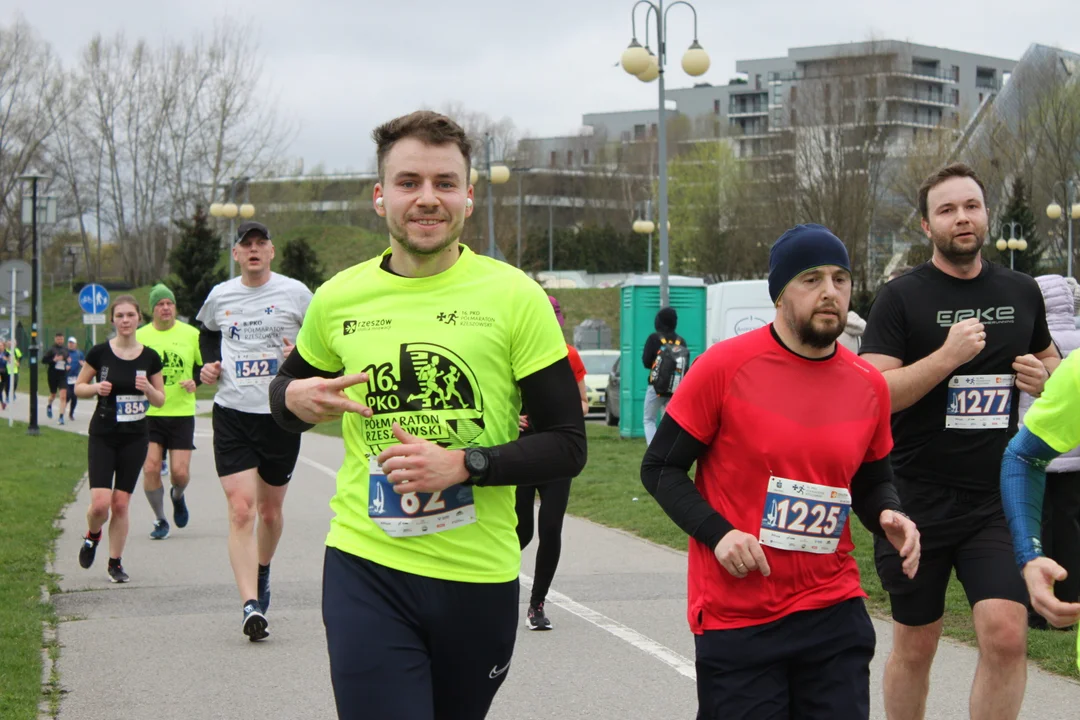 16. PKO Półmaraton Rzeszowski. Szczęśliwi biegacze na trasie oraz na meci