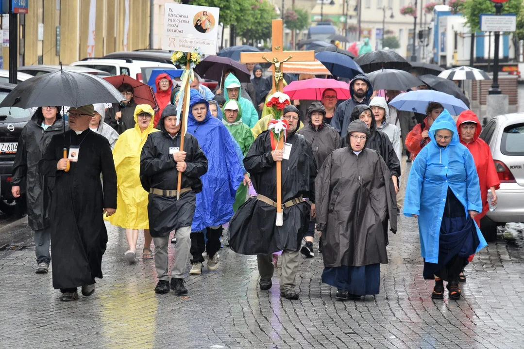 Piesza pielgrzymka z Rzeszowa do Lwowa. Tak wyglądało wyjście ze stolicy Podkarpacia [ZDJĘCIA] - Zdjęcie główne