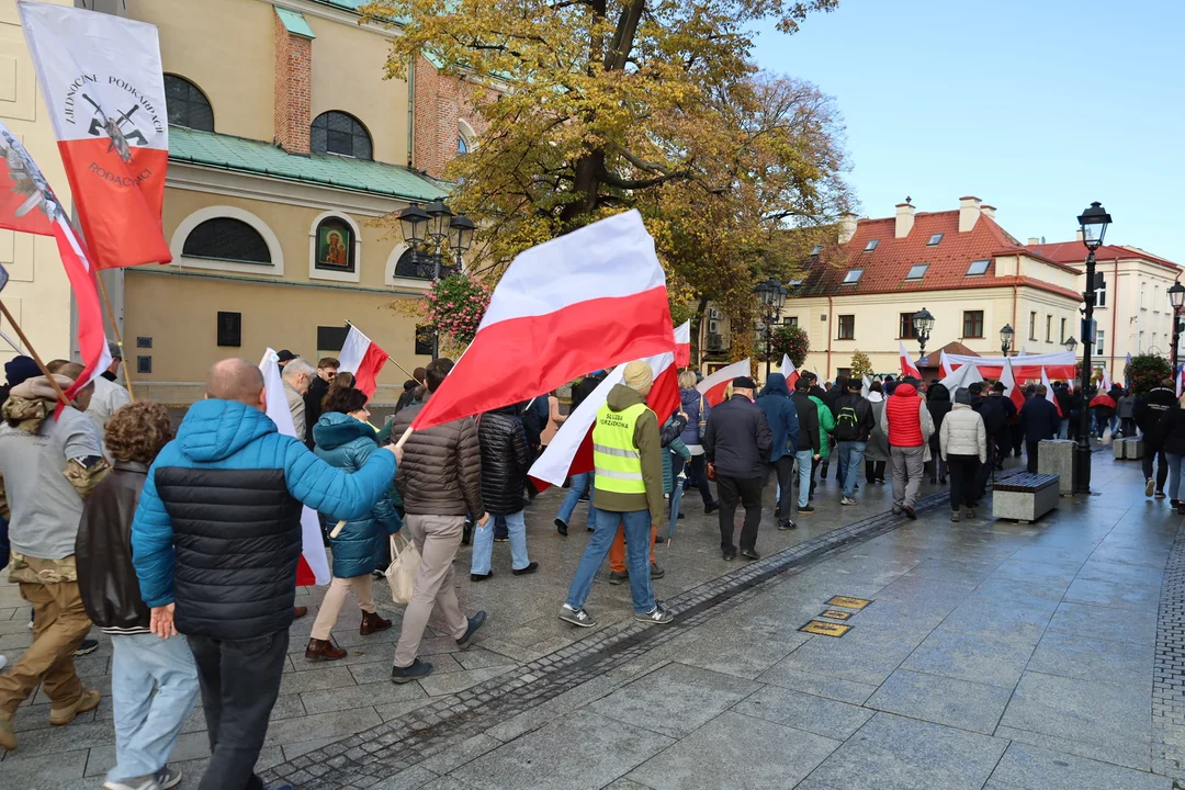 Biało czerwone flagi