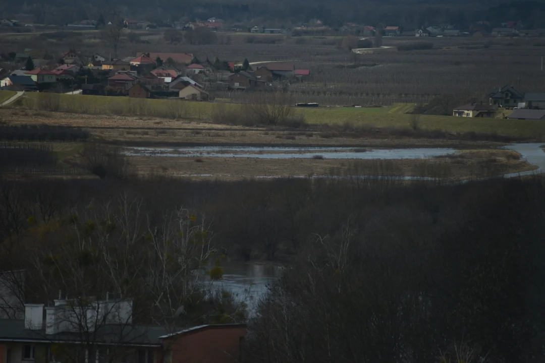 Wysoki poziom wody w Wiśle w Tarnobrzegu. Zobaczcie zdjęcia z wysokości 10. piętra