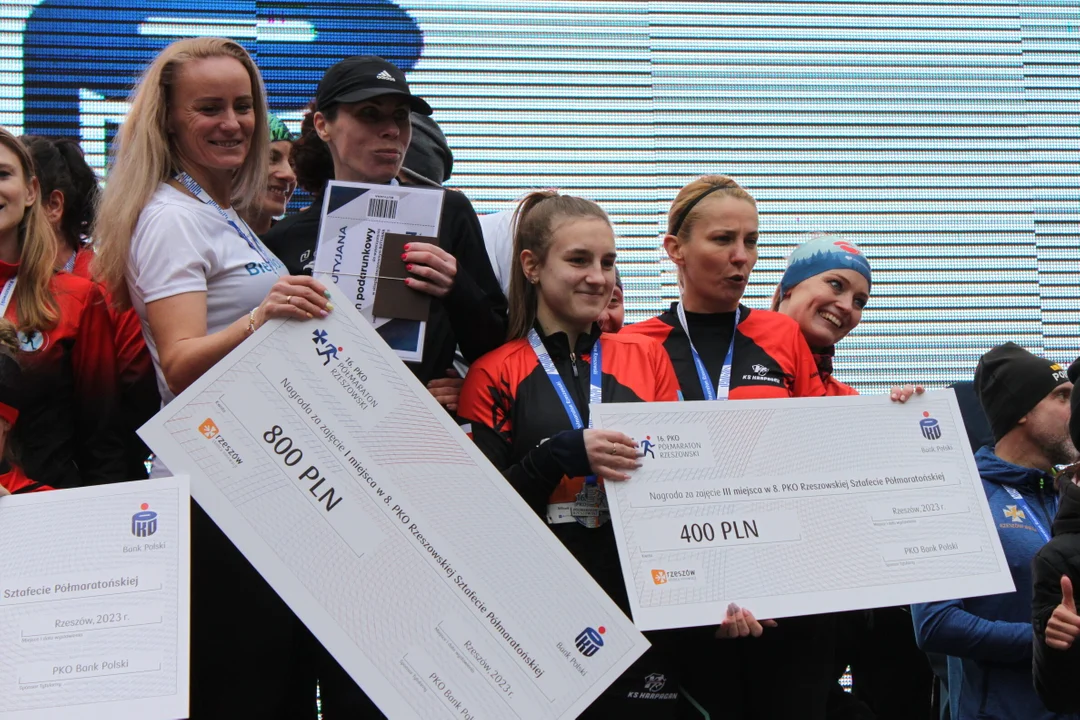 PKO Półmaraton Rzeszowski. Zwycięzcy na podium na skwerze Millenium Hall