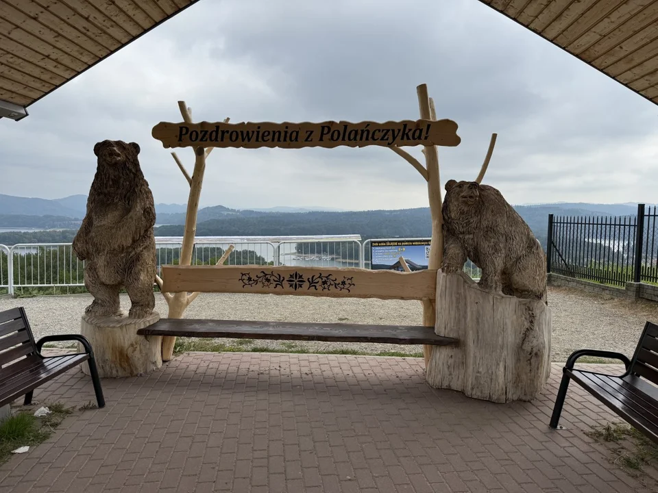 Ławka na tle pięknej panoramy w Polańczyku