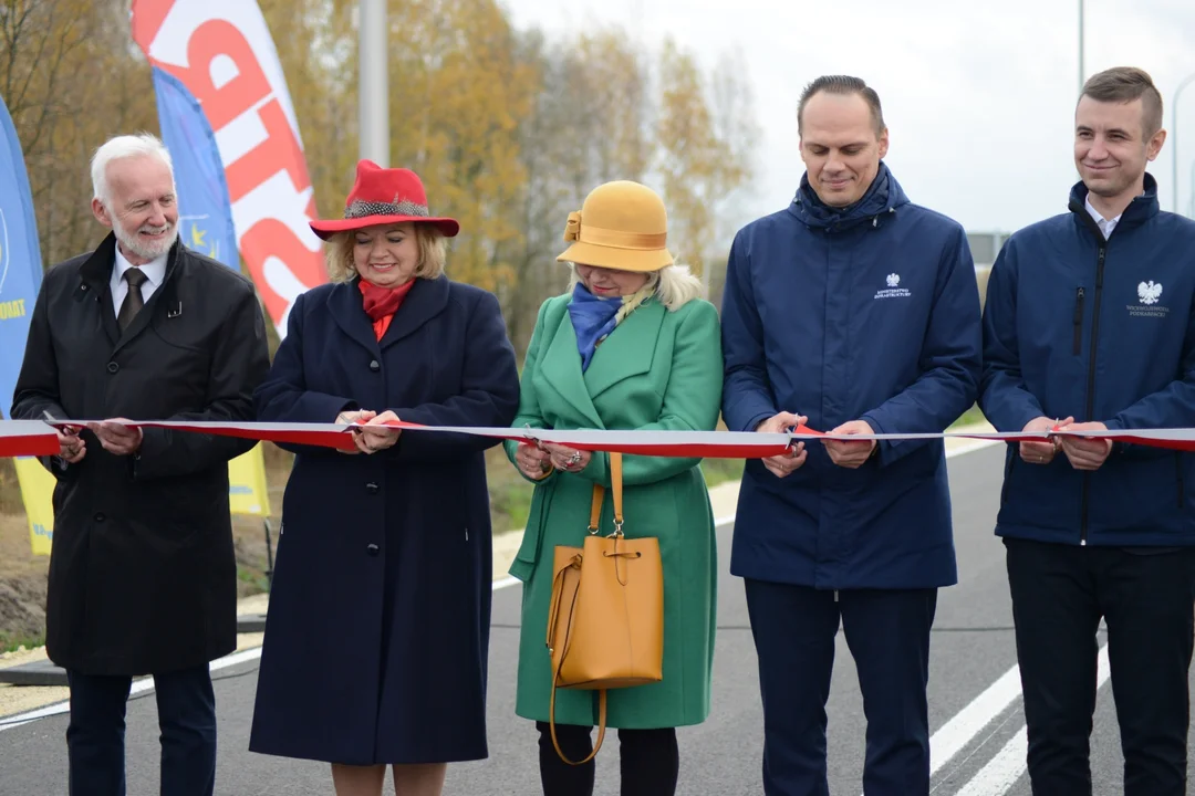 Uroczyste otwarcie obwodnicy Tarnobrzega. Pierwsze pojazdy na tej drodze. - O tej trasie mówiło się jeszcze w Polsce Ludowej - wspominają mieszkańcy miasta [ZDJĘCIA] - Zdjęcie główne