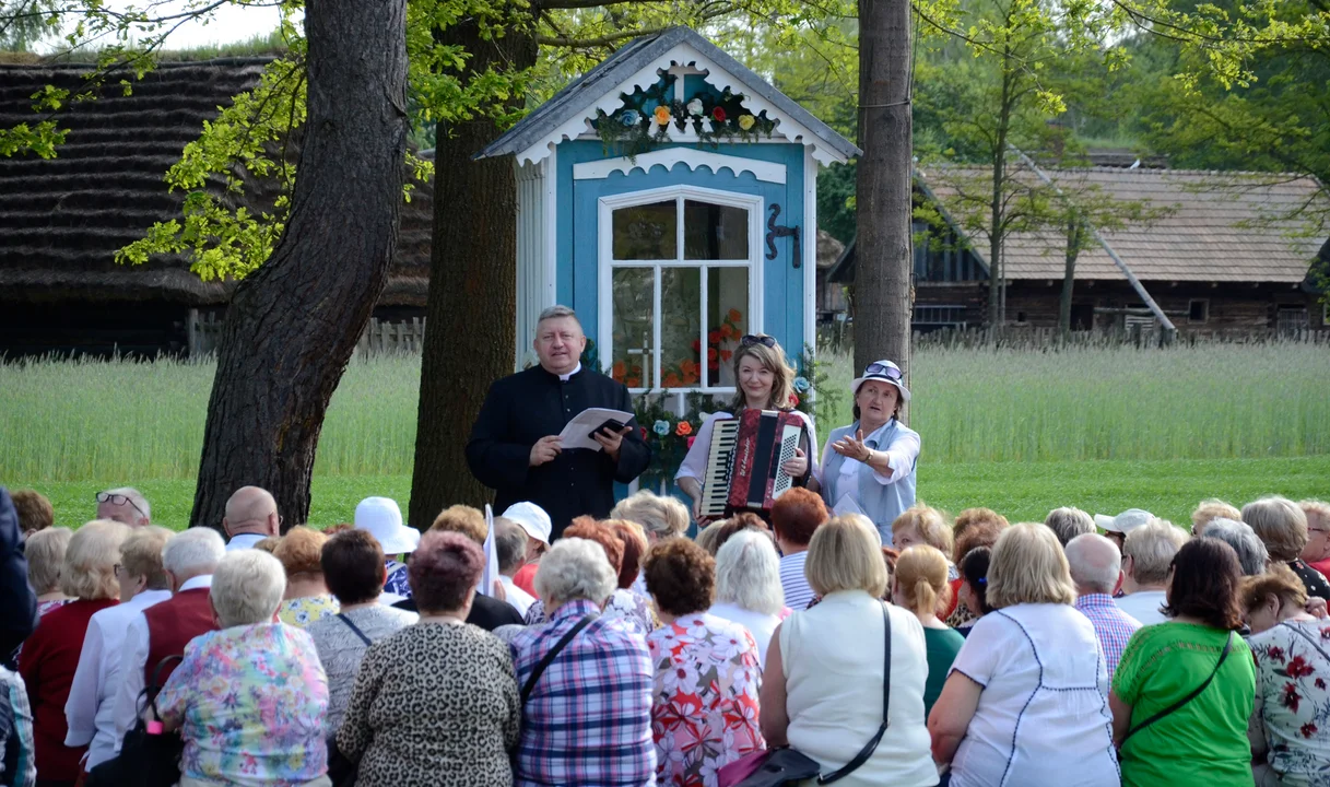 Majówka seniorów z Kolbuszowej, Głogowa Młp. i Sędziszowa Młp. w kolbuszowskim skansenie