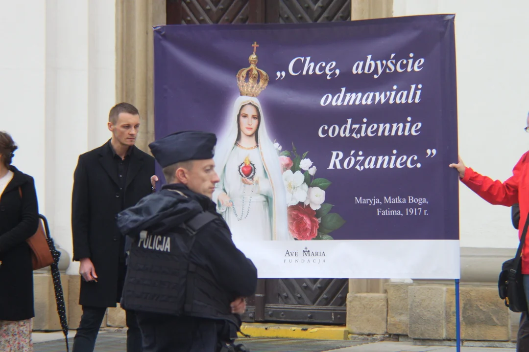 Kontrmanifestanci na marszu równości w Rzeszowie