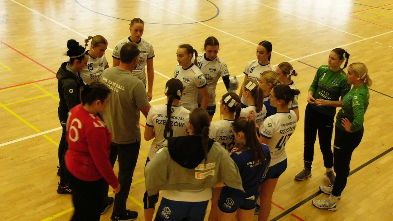 Drużyna SPR Handball Rzeszów nadal bez zwycięstwa. Zabrakło koncentracji [RELACJA + ZDJĘCIA] - Zdjęcie główne