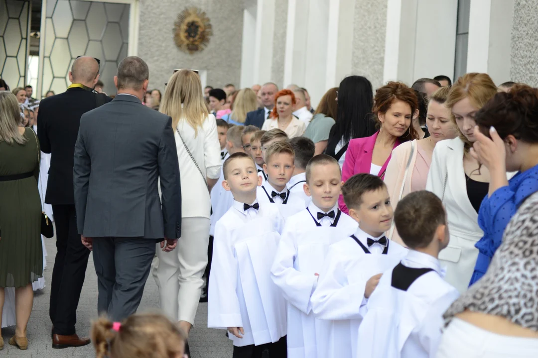 Pierwsza Komunia Święta dzieci ze Szkoły Podstawowej numer 10 w Tarnobrzegu. Parafia Matki Bożej Nieustającej Pomocy