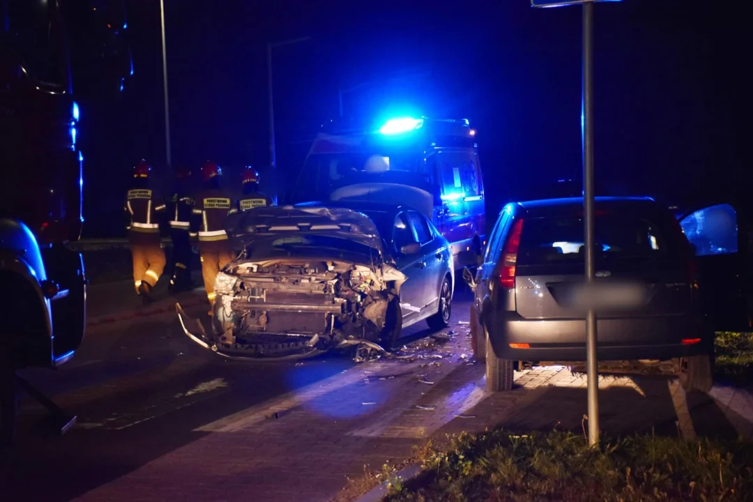 Zderzenie dwóch samochodów na Smoczce. Jedna osoba poszkodowana [ZDJĘCIA] - Zdjęcie główne