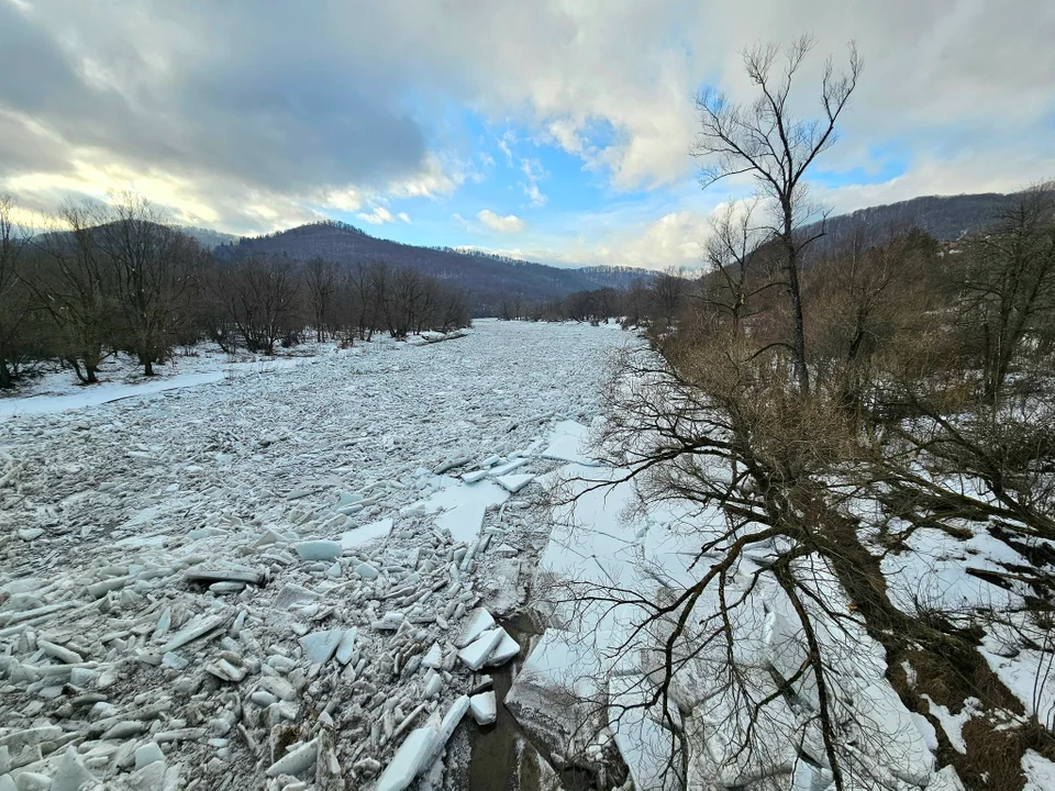 Zimowe zjawisko na Sanie w Bieszczadach
