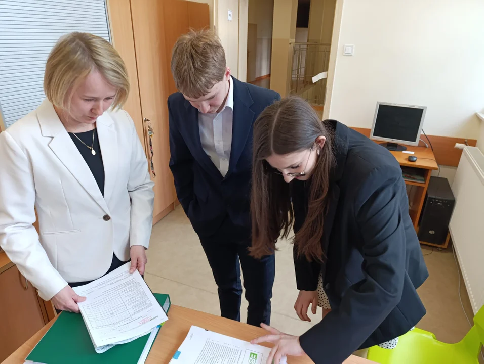 Ósmoklasiści z Cmolasu i Dzikowca podczas egzaminów