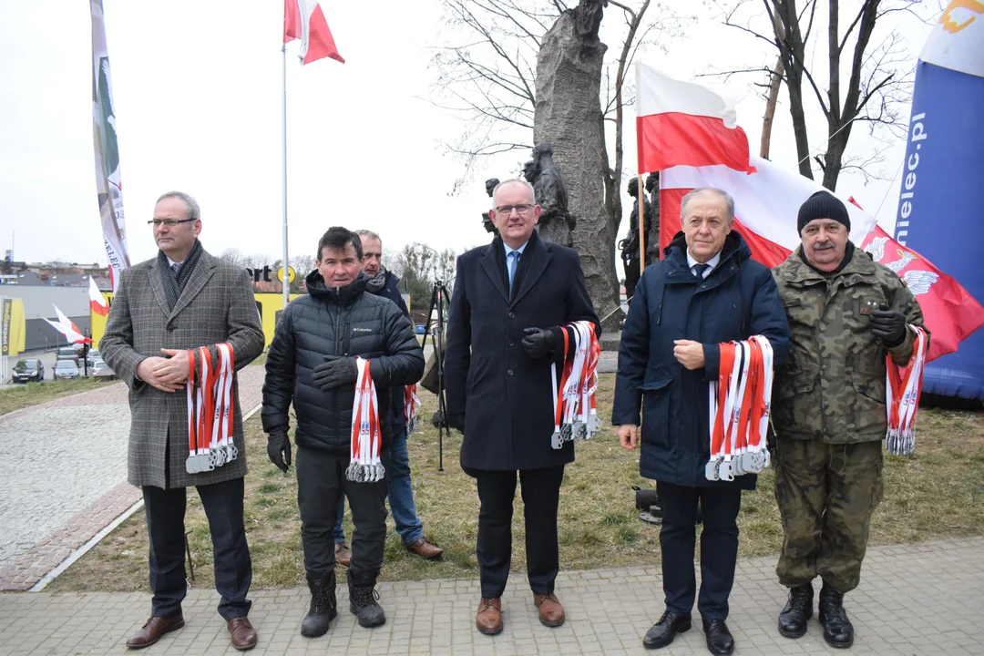 Wręczenie pamiątkowych medali za udział w Biegu Wilczym Tropem w Mielcu