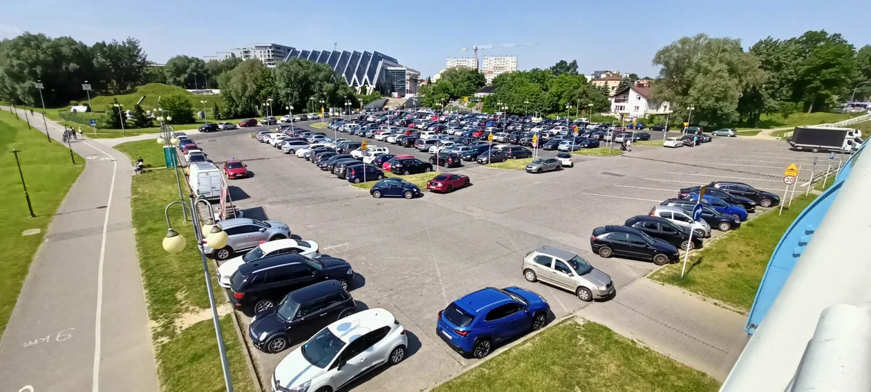 Jedyny darmowy parking w centrum jest oblegany. Kierowcy parkują wszędzie gdzie się da. Co z wielopoziomowym parkingiem na Rejtana? - Zdjęcie główne