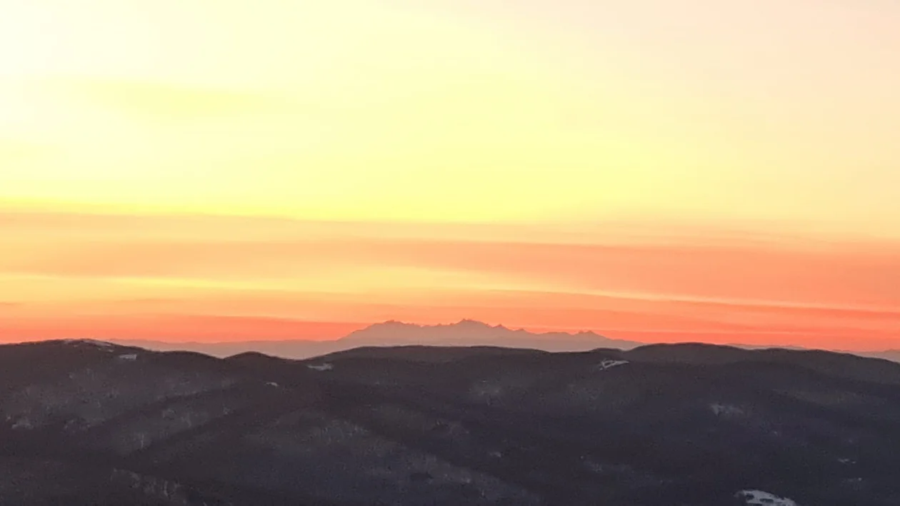 Tatry widziane z Osadzkiego Wierchu na Połoninie Wetlińskiej w Bieszczadach. Zobaczcie zdjęcia - Zdjęcie główne